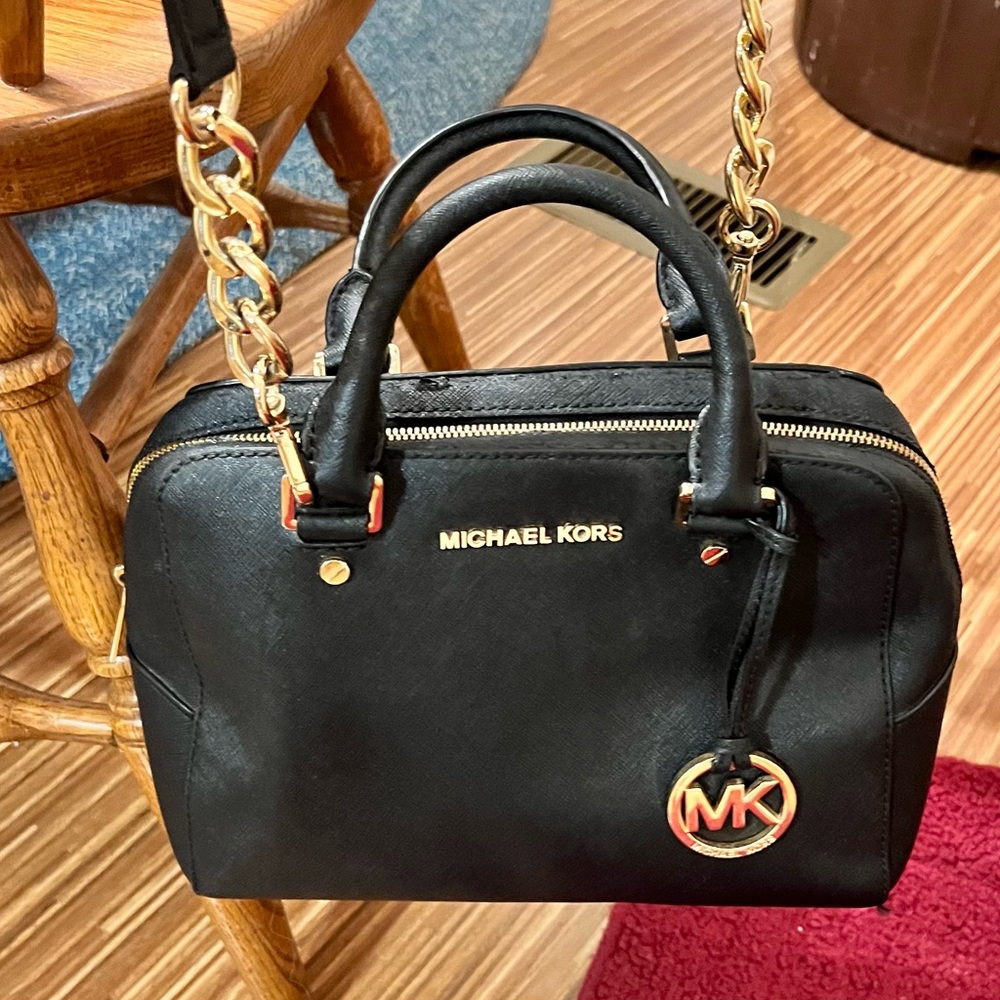🔴🔴SOLD🔴🔴Michael Kors Sutton Medium Satchel
